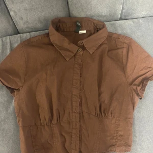 Skjorta  - En jätte söt brun blus topp som är i god ny skick den är lite kroppad men den passar dig som är (xs,s) i storlek💗💕 vid intresse kontakta mig gärna