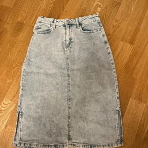 Kjol  - Jättesnygg jeanskjol. Användes väldigt sparsamt.