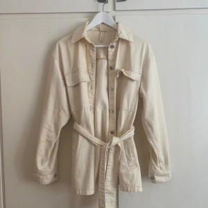 skjortjacka hm - jacka från hm med knytning i midjan midjan 