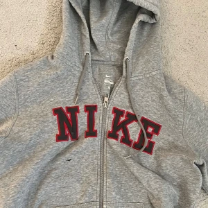Nike hoodie - Säljer min Nike zip up som jag köpt secondhand, storlek L men sitter som S, säljer för den inte kommer till användning längre💕