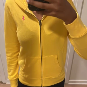 Ralph lauren tröja  - Nu säljer jag denhär jättefina tröja som inte fick plats i garderoben. Det är i storlek L (12-14 år) tröjan är helt oandvänd och prislappen är kvar. Betalningen sker via Swish jag köpte tröjan för 1300 men säljer den för 1000. 💘