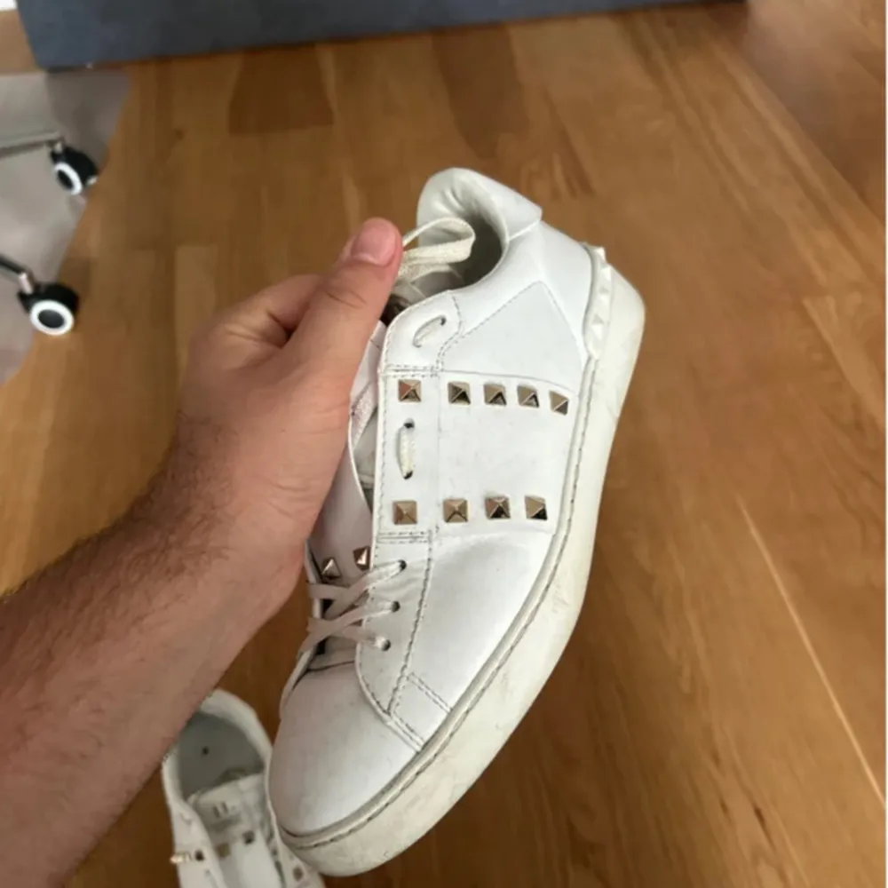 Valentino garavani rockstud leather low trainers | strl 41 | köpta från Vestiaire Collective för 3500kr | Bilderna är från Vestiaire . Skor.