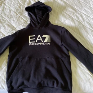 Ea7 joodie - Ea7 Hoodie som jag har växt ur,storlek:150cm men passar även lite större.