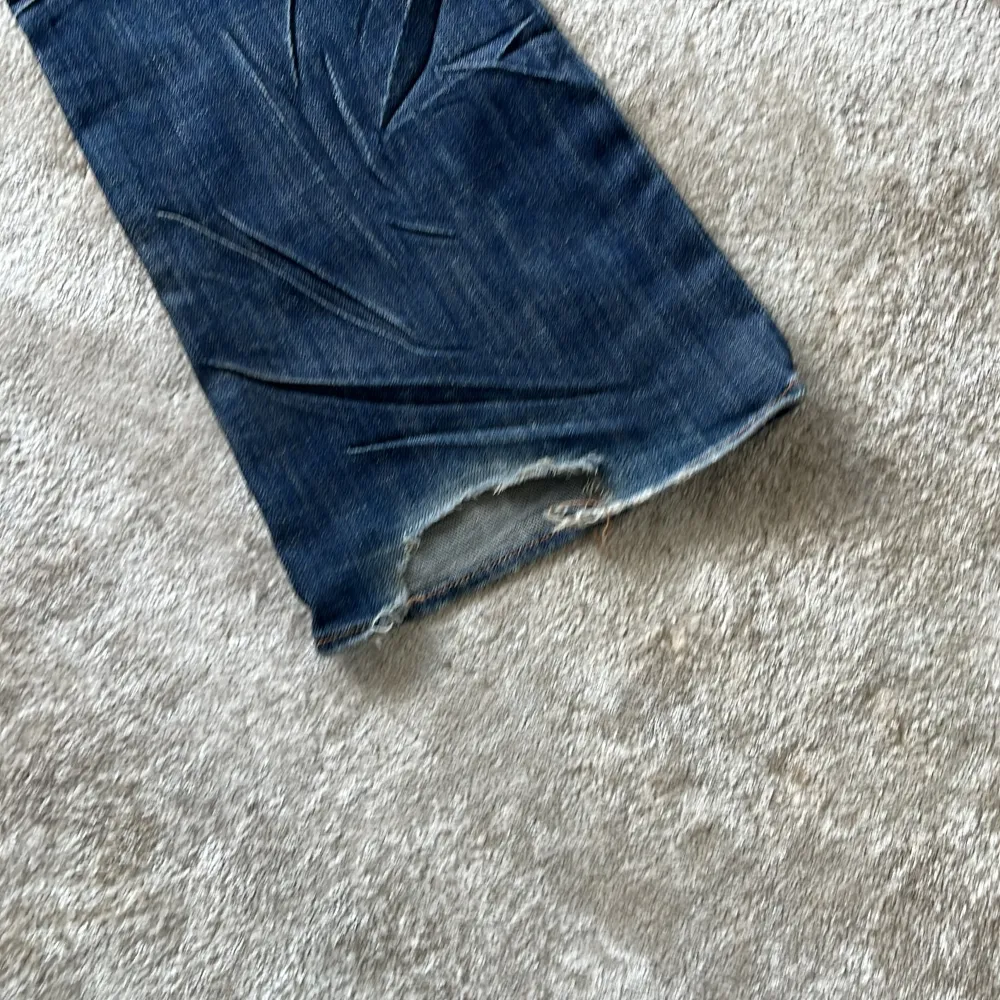 Mega snygga jeans ifrån GUESS premium! Kanske slitna men inget man tänker på! Står tyvärr inte vilken storlek. Men skulle gissa då dem är enorma på mig som har 32-34 att dem är i storlek 38 eller något högre❤️ skriv för mer info eller bilder!. Jeans & Byxor.