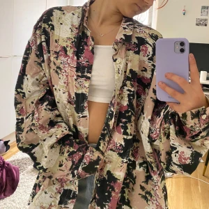 Skjorta Blouse  - Pris kan prutas. Jag är 160cm för referens.