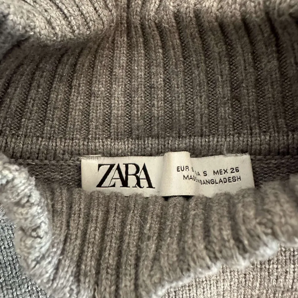 Grå vit randig mysig stickad tröja från Zara. Kostade 499 kr.   S/M fast sitter lite baggy. Hoodies.