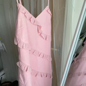 Rosa klänning med volanger  - En kort rosa klänning med volanger från shein. Aldrig använd. 