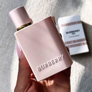 Burberry Her Elixir Parfym - Burberry Her Elixir oöppnad med plasten kvar. Luktar väldigt fräscht, sött, feminint och doftar länge. Förvarats mörkt och svalt. Nypris 1120 i Kicks. 