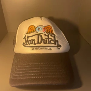 Von dutch keps  - Trendigaste kepsen på marknaden. Skicket på denna är 4/10. Skriv för det minsta lilla. Kom med prisförslag 🇮🇹