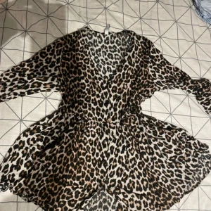 Leopardmönster blus Stockholmsstil  - Bomull jag tror, jätte bra för höst, änvand, älskar det men jag fick andra som present 