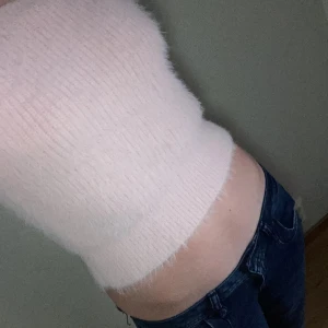 Fluffig zara tröja  - Rosa fluffig zara tröja, används ett par gånger men kommer inte till användning. Köptes för 250kr men säljer för ett lägre pris för att bli av med. Storle M men är croppad så passar även som S