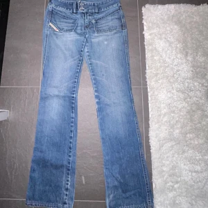 Diesel jeans - Ursnygga diesel jeans!! En tidigare ägare men i otroligt bra skick!! Aldrig  använda av mig utan bara testade!💘otroligt små i storleken jag är vanligtvis en 24 i midjan men behövde ta 26 i midjan. 33 längd, 36cm midjemått över, 81cm i innerbenslängd