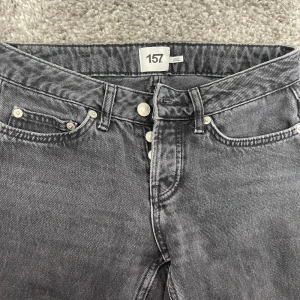 Lager 157 jeans icon  - Säljer dessa jättefina lager 157 icon jeansen i svart. Jättebra skick, priset går alltid att diskuteras❤️
