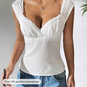 Söt vit blus  - Säljer denna blus från SHEIN då den ej passade mig, köpte den för 100kr och säljer för 30kr+frakt, skulle säga att den passar någon med storlek xs-s