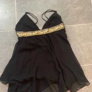 Y2k vintage topp - Så snygg topp med broderi under bysten!! Storlek S uppskattar jag. Tryck gärna på köp nu eller bundel! Fint skick💕