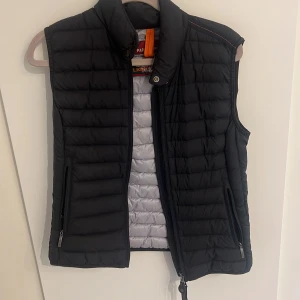 Mörkblå/svart äkta parajumper DAM, den är i bra skick inte utsliten, jag säljer för vill inte ha den längre  - Xs 