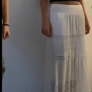 Vit långkjol  - Jättefin långkjol med spetsdetaljer. Helt oanvänd med prislappen kvar 