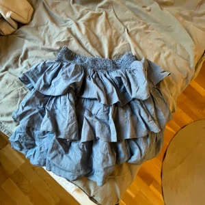 Hm kjol  - Jötte söt hm kjol som inye kommer till användning. Funkar även som topp. 