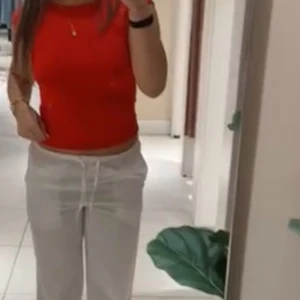 Röd topp med öppen rygg - En röd topp med öppen rygg som sitter tight , använd 0 ggr