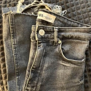 Zara Jeans, med slits och slitningar  - Gråa jeans från zara i väldigt fint skick då dom knappt kommit till användning  Passar dig som är 162-166 