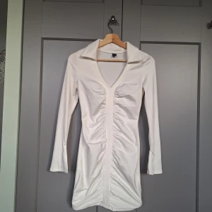 Vit sommarklänning med krage, rynkdetalj, scrunch framtill strl XS  - Vit sommarklänning med krage, rynkdetalj, scrunch framtill strl XS. Bara testad. Jättefin. Stretchig. 