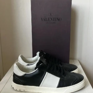 Valentinos flycrew  - Alla nitar kvar, skorna är i bra skick o allt og finns,  skriv vid frågor eller funderingar 