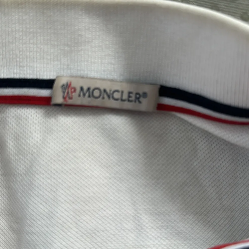 En vit moncler T-shirt orginal storleken S , vit med olika fina designer den e så perfekt för sommaren . T-shirts.