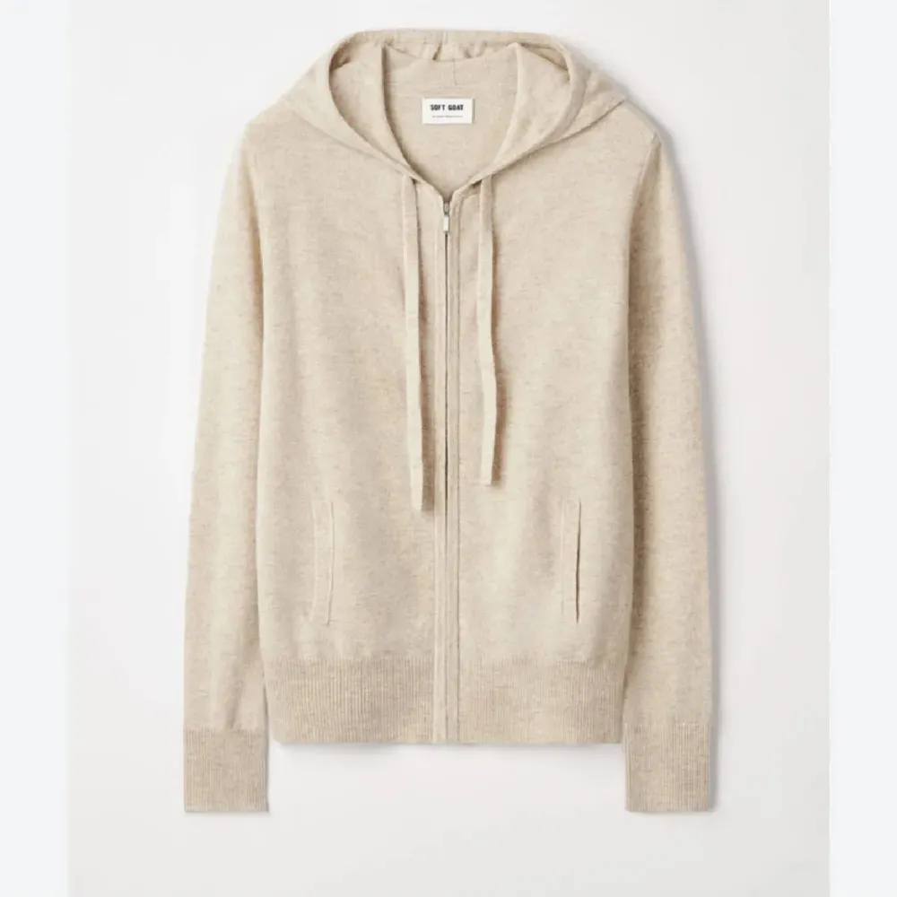 Intresswkoll på snygg soft goat zip. Välanvänd, men inget som syns tydligt 🥰🥰 skriv för frågor (sista bilden är lånad)  Gamla modellen . Tröjor & Koftor.