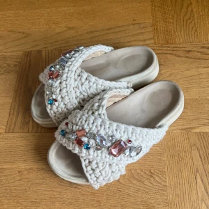 Inuikii tofflor  - Vita Inuikii tofflor i storlek 38. Använd ett fåtal gånger. Köpte för 2300, men säljer nu för 1400 kr. 