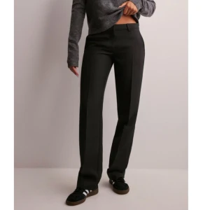 Lågmidjade kostymbyxor  - Nellys ” Low waist straight leg pants ” i storlek 40!! Säljer pga för små för mig. Använda fåtal gånger bara, lite noppriga utav tvättmaskinen 🫶🏽