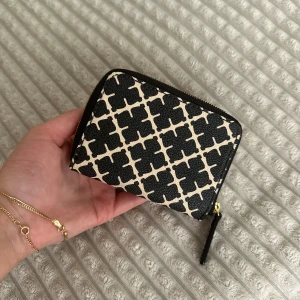 Malene Birger plånbok  - Plånbok från malene Birger i nyskick, aldrig använd. Säljer då den inte kommer tillanvändning. Nypris 800 säljer för 600 priset är ej diskuterbart. Kan inte heller bytas mot något🩷