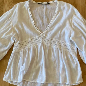 Blus från zara - Säljer denna fina blusen från Zara i storlek S. Aldrig använd🌸