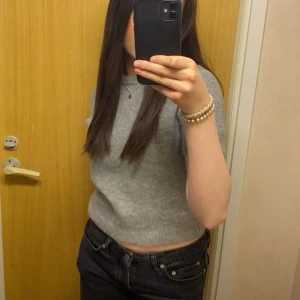 Grå stickad t shirt - Gullig stickad t shirt från Zara. Inte använd mycket så i fint skick