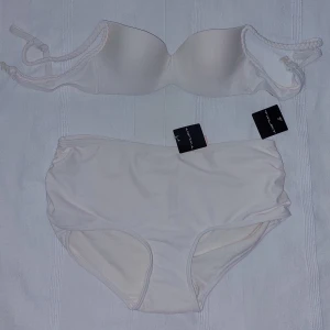 Bikini - HELT OANDVÄNDA Säljer paket pris Topp stl 70B Underdelen stl M  Har kostat 348 samanlagt