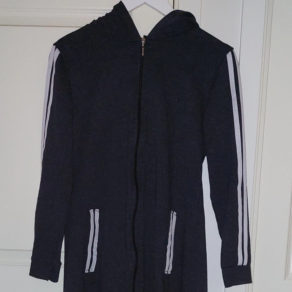 Lång addidas flisjacka