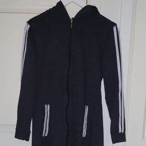 Lång addidas flisjacka - Väldig lång, blir som en klänning 