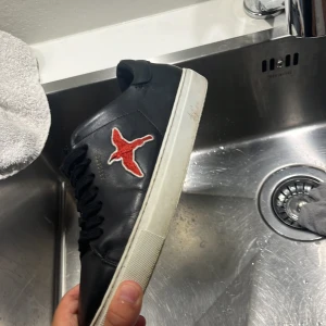 Axel arigato röd fågel - Säljer ett par skor är använda i typ  1 månad och är bra kvalitet ni får med ett par skosnören till