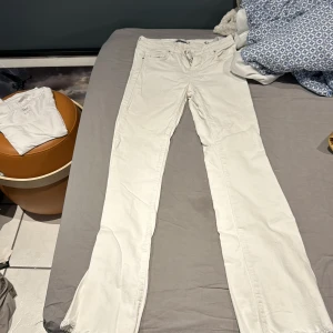 Vita jeans  - Ett par vita bootcut jeans från zara säljs för en billigare peng då den rosa fläcken på byxorna men syns inte på långt håll storlek 36 