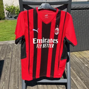 AC Milan 21/22 Fotbollströja - Säljer en AC Milan 21/22 fotbollströja, som varit Zlatans namn & nummer på men har tagit bort det. Används aldrig därav försäljning. Inte original! Storlek: M Skick: 9.5/10