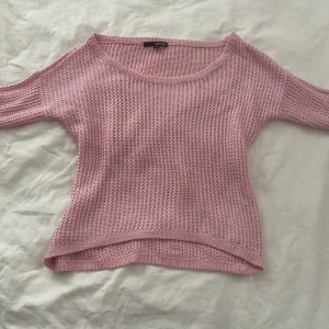 Rosa stickad tröja med hål - Säljer denna så söta stickade då den tyvärr inte kommer till användning. Kontakta mig vid eventuella frågor. Köp nu är på!❤️