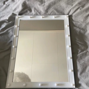 Sminkspegel  - Säljer denna sminkspegel då jag köpt en ny. Inga defekter förutom hålet på sidan men som man inte tänker på. Köpt från rusta🌟