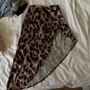 Kjol och träningsbyxor - Jättefina Träningstights 200kr Kjol 300kr