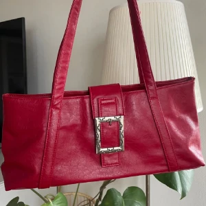 Röd vintage handväska 🍓 - Så gullig röd handväska med fina detaljer. Köptes secondhand men inga slitage alls! Toppskick och passar perfekt nu till sommarn 🤍