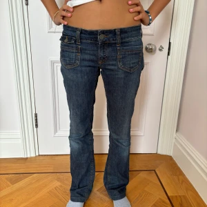 Lågmidjad bootcut jeans - Så snygga vintage från ONLY jeans