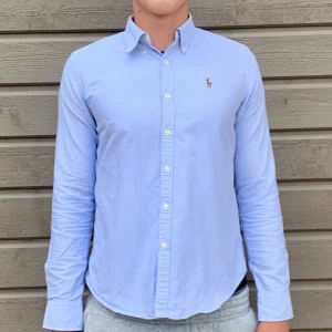 Polo Ralph Lauren skjorta - Hej! Säljer en ljusblå Polo Ralph Lauren skjorta i nyskick. Perfekt inför sommaren. Nypris cirka 1200kr. Priset kan diskuteras vid snabb affär