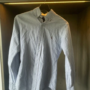 Ralph lauren skjorta  - Säljer denna feta Ralph lauren skjorta perfekt till sommarn. Den är i ett väldigt bra skick och om du har några andra frågor är det bara att hojta till!