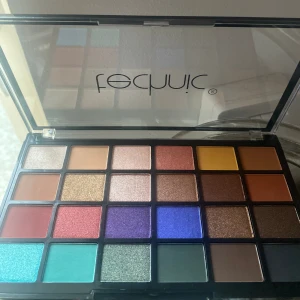 Ögonskugga  - En ögonskuggspalett från tecnic  Helt ny  