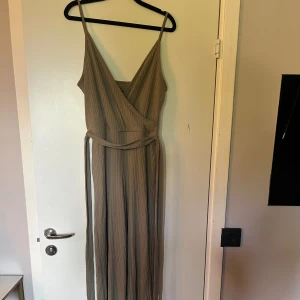 Byxdress - Byxdress från bikbok strl M