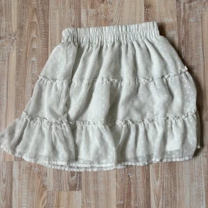 Vit kjol  - Kjolen är i bra skick och normal i storleken!