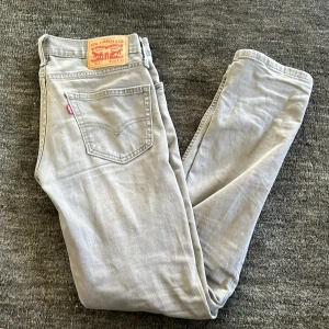 Levis Jeans - Ett par riktigt snygga Levis 511 jeans i en ljus grå tvätt! Sitter som slim fit. Skick 8,5/10 har dels en liten lagning vid gylfen som man inte tänker på (se bild 3). Storlek 29,32. Hör av er!👍🏼